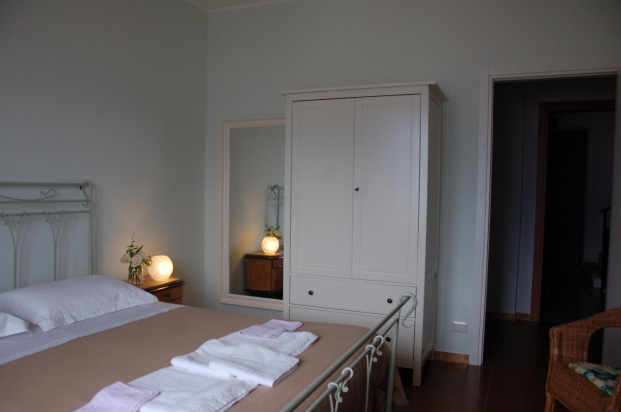 B&B Cherry En Rose Lezzeno Rom bilde