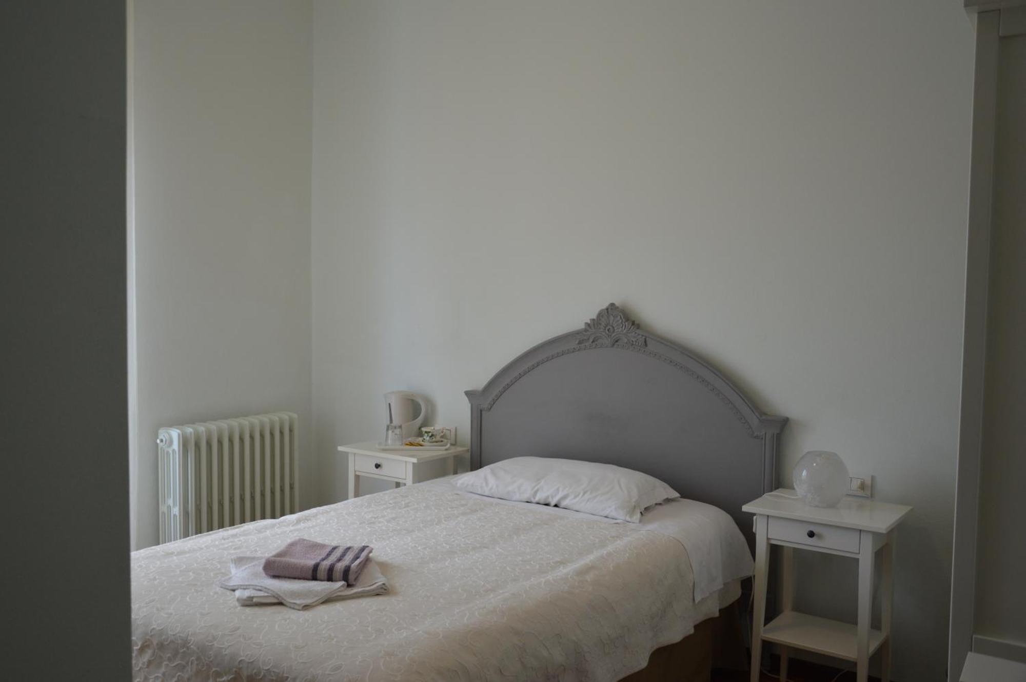 B&B Cherry En Rose Lezzeno Rom bilde