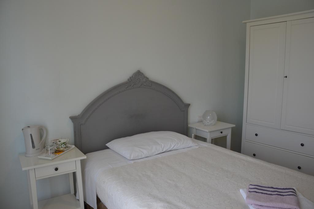 B&B Cherry En Rose Lezzeno Rom bilde